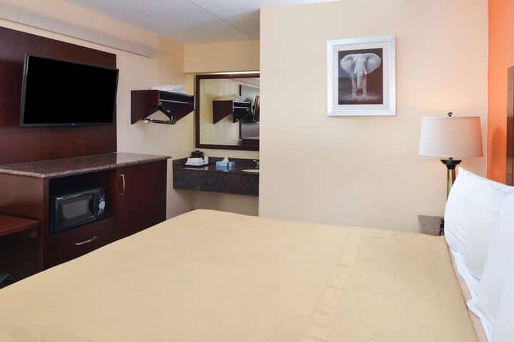 Room 33 of 99